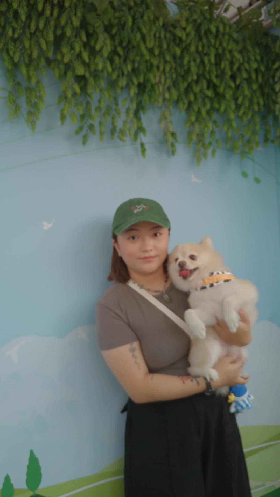 KIRIN 快閃：賓客抱著寵物在啤酒花背板前拍照