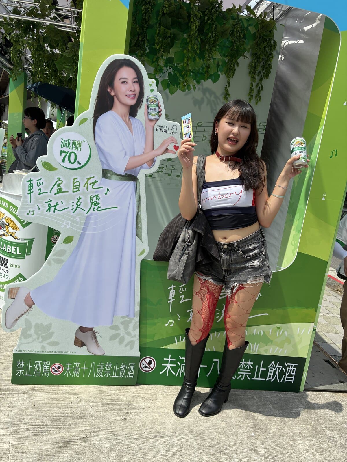 KIRIN 快閃：賓客抱著寵物在啤酒花背板前拍照