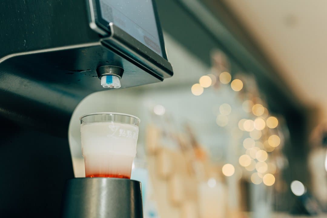 智能調酒機約 13 秒精準自動出酒