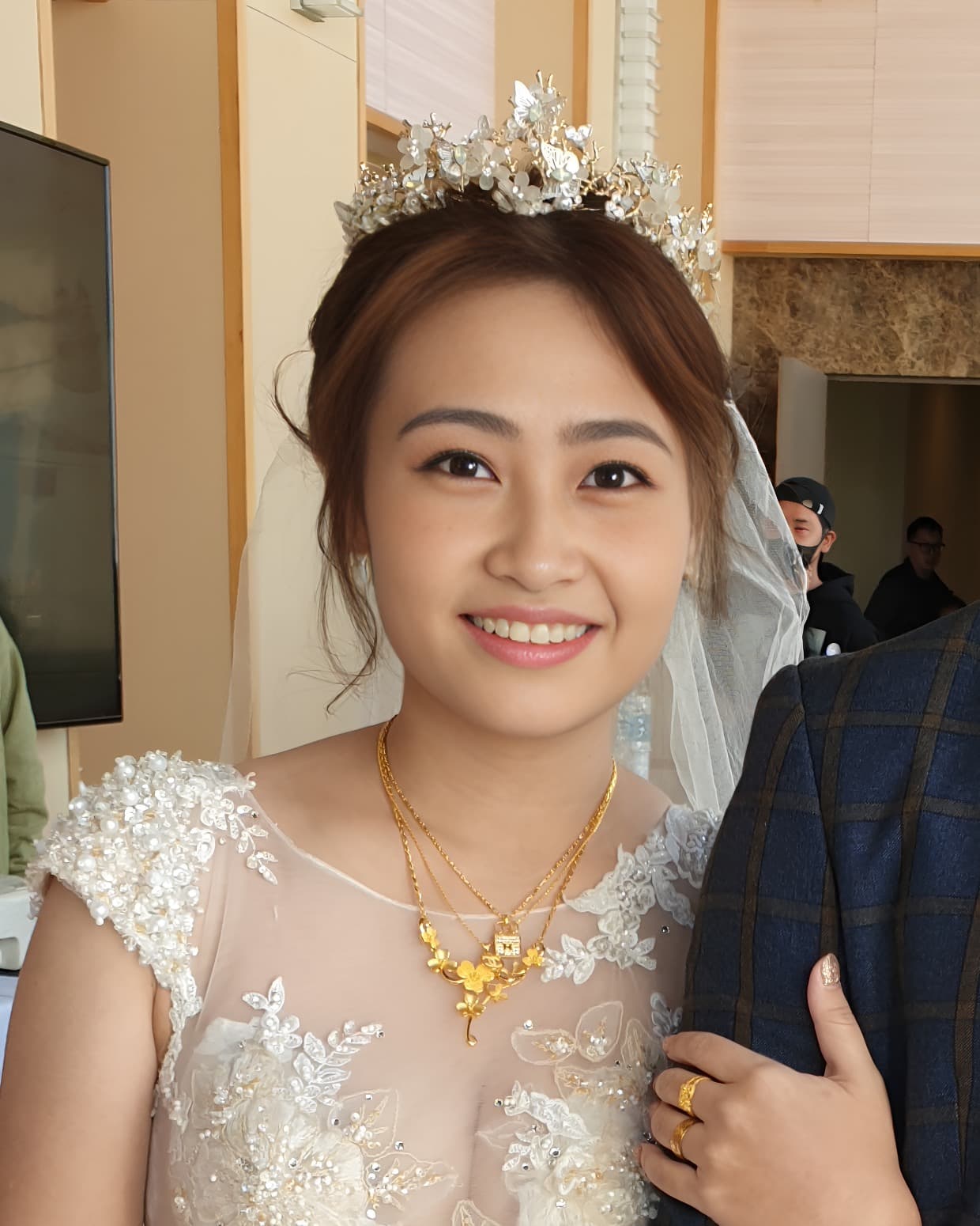 新娘面部特寫的實際前後對比：左為手機直出、右為現場 AI 美顏後 AI 美顏