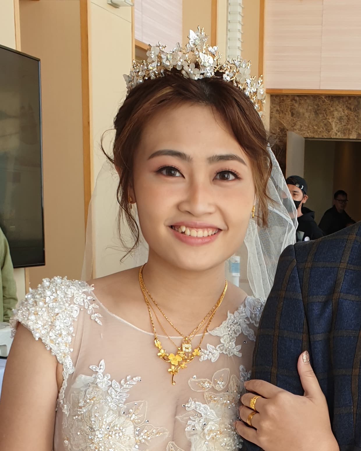 新娘面部特寫的實際前後對比：左為手機直出、右為現場 AI 美顏後 原始照片