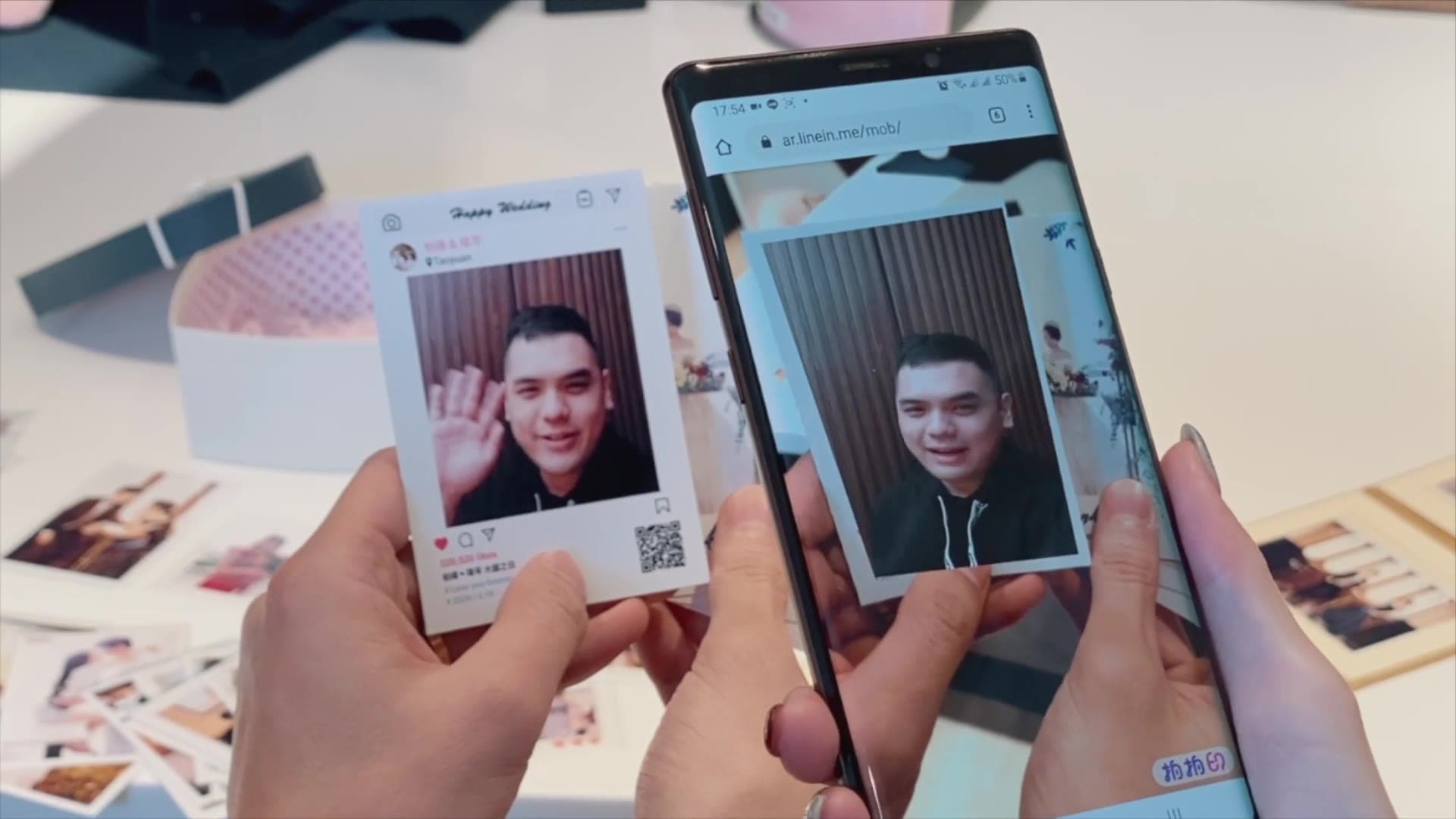 左手是靜態相片、右手手機裡是動起來的同一張相片，靜態與動態對比