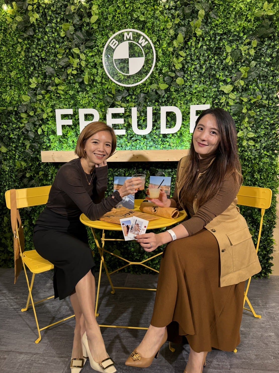 BMW FREUDE 品牌活動：賓客在綠植牆前享用點點酒特調