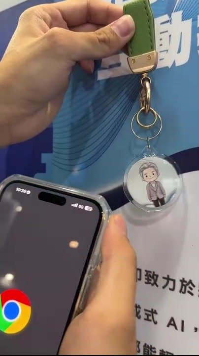 NFC 選配——手機靠近鑰匙圈，自動開啟設定好的頁面