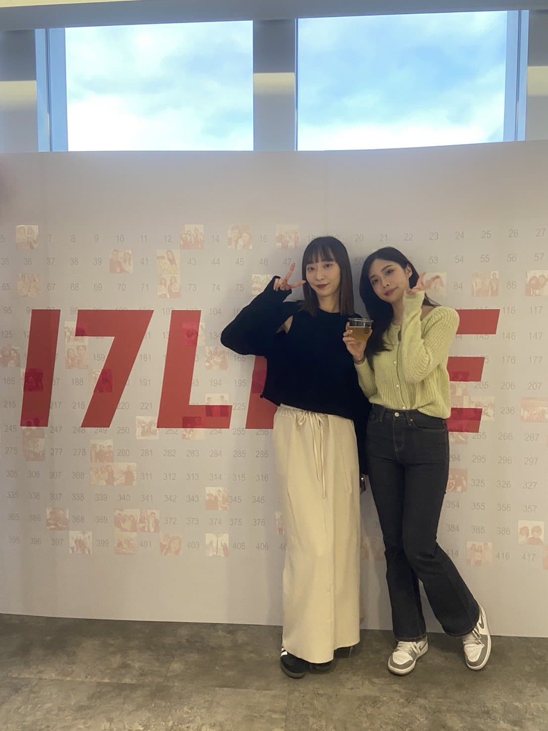 17LIVE — 品牌 LOGO 拼貼牆，賓客在完成牆前合影