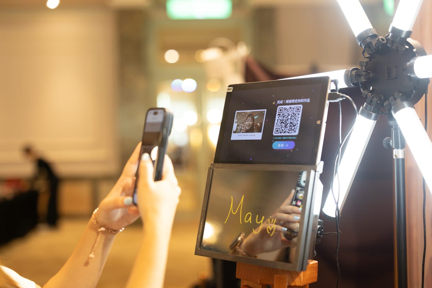 賓客用手機掃描相片上的 QR Code