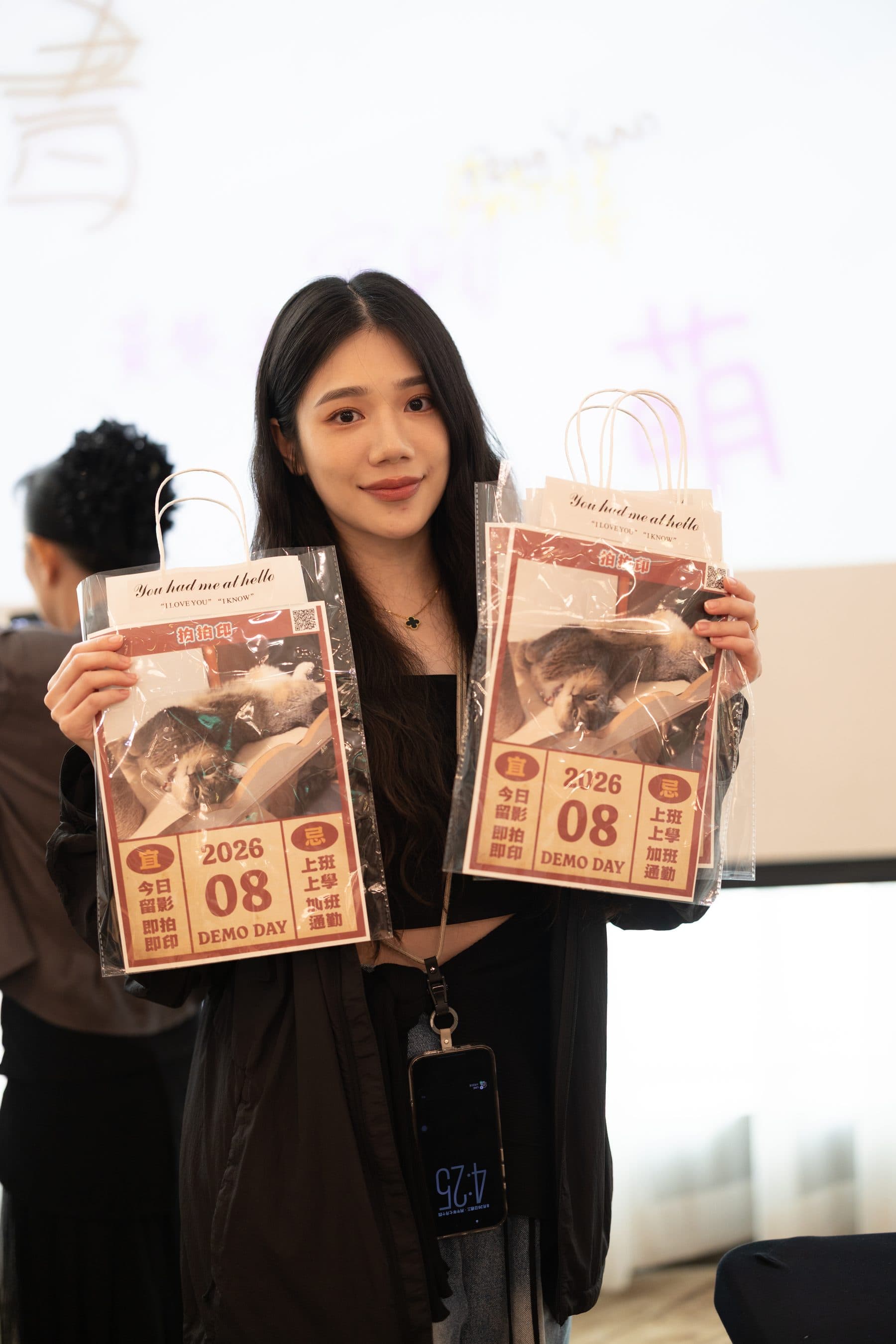 來賓手持兩份印有「2026 08 DEMO DAY」刊頭的活動報紙