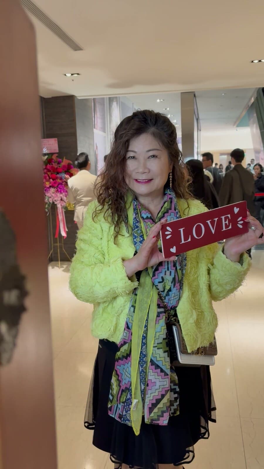 賓客舉著 LOVE 手拿牌