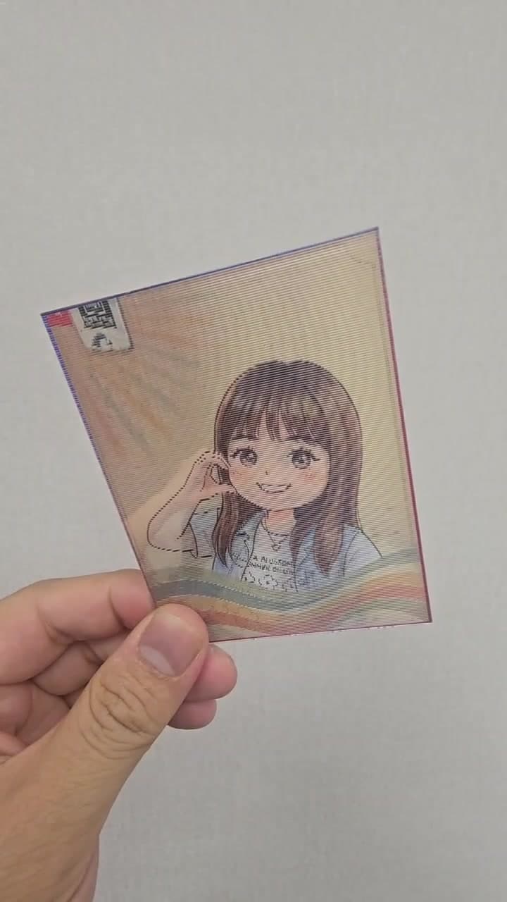 3D 魔法動卡實拍：手持光柵卡輕輕傾斜，原照與可愛插畫面交替出現