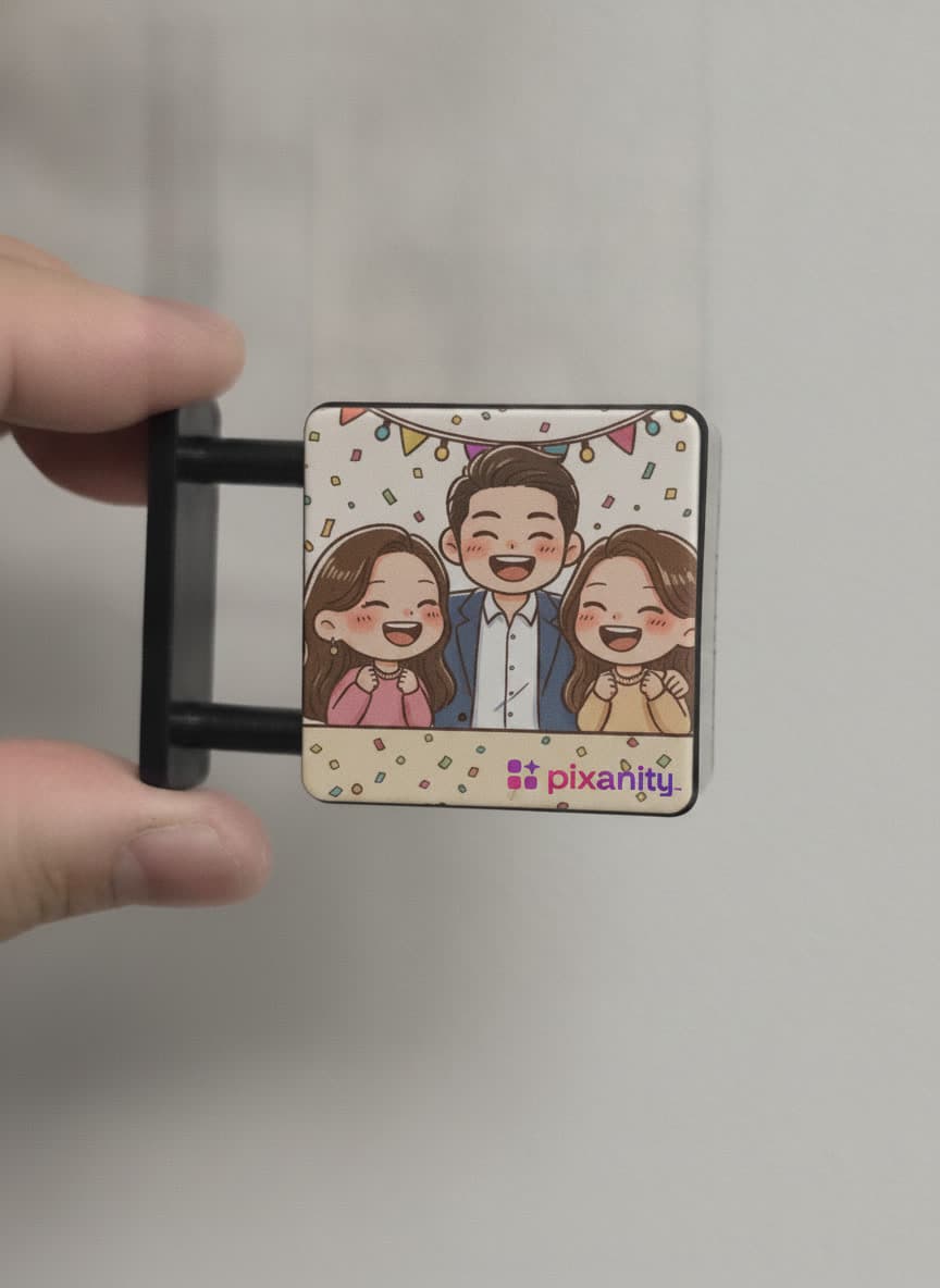 LED 磁吸小燈箱實拍：插畫風面板與磁吸支架