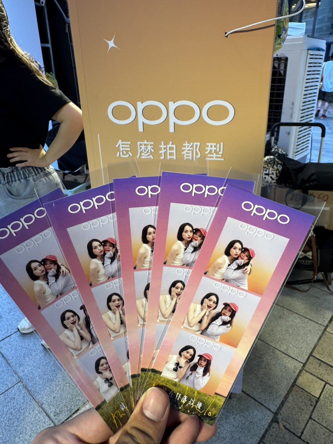 OPPO 快閃活動：手持四張品牌邊框拍貼條成品