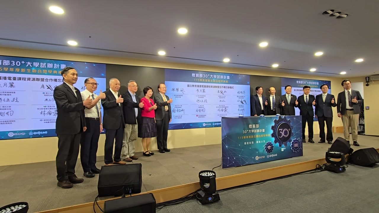 簽完後全體鼓掌，台下攝影同步拍攝