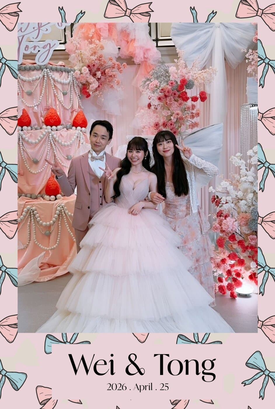 粉色蝴蝶結邊框的婚紗背板合照成品