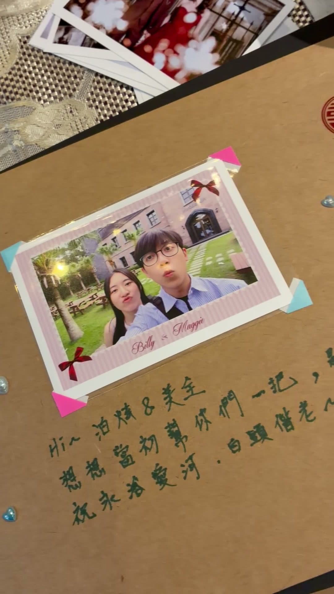 拍貼照片貼在留言本上並寫下祝福