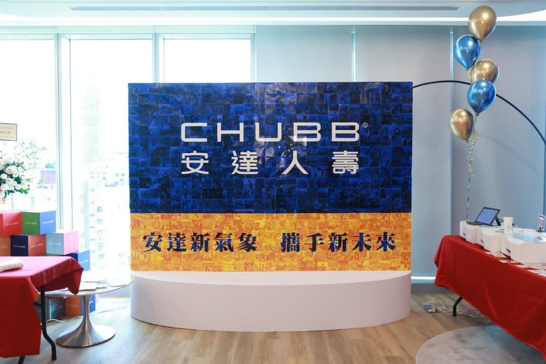 CHUBB 安達人壽 — 品牌 LOGO 由全場賓客照片拼貼成形