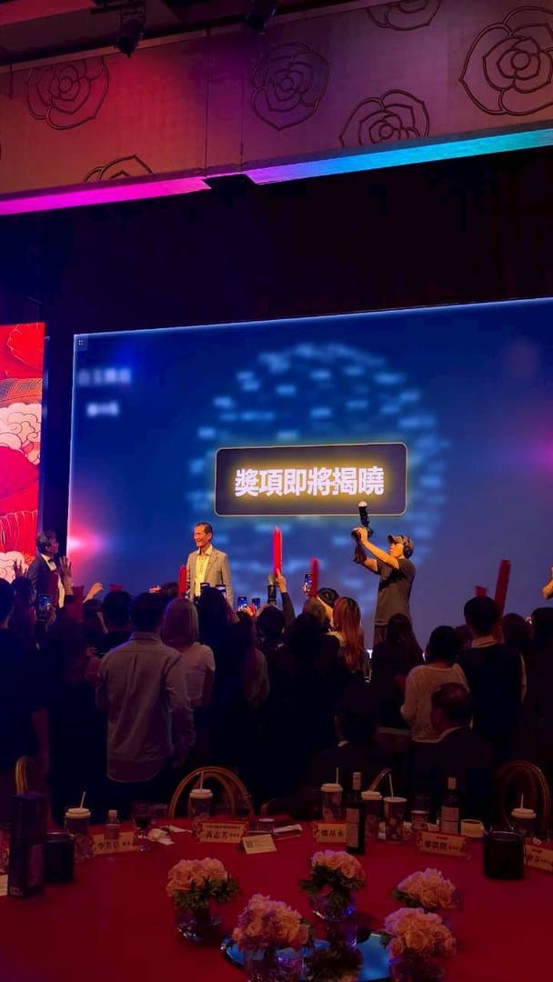 獎項即將揭曉，台下舉起加油棒屏息等待
