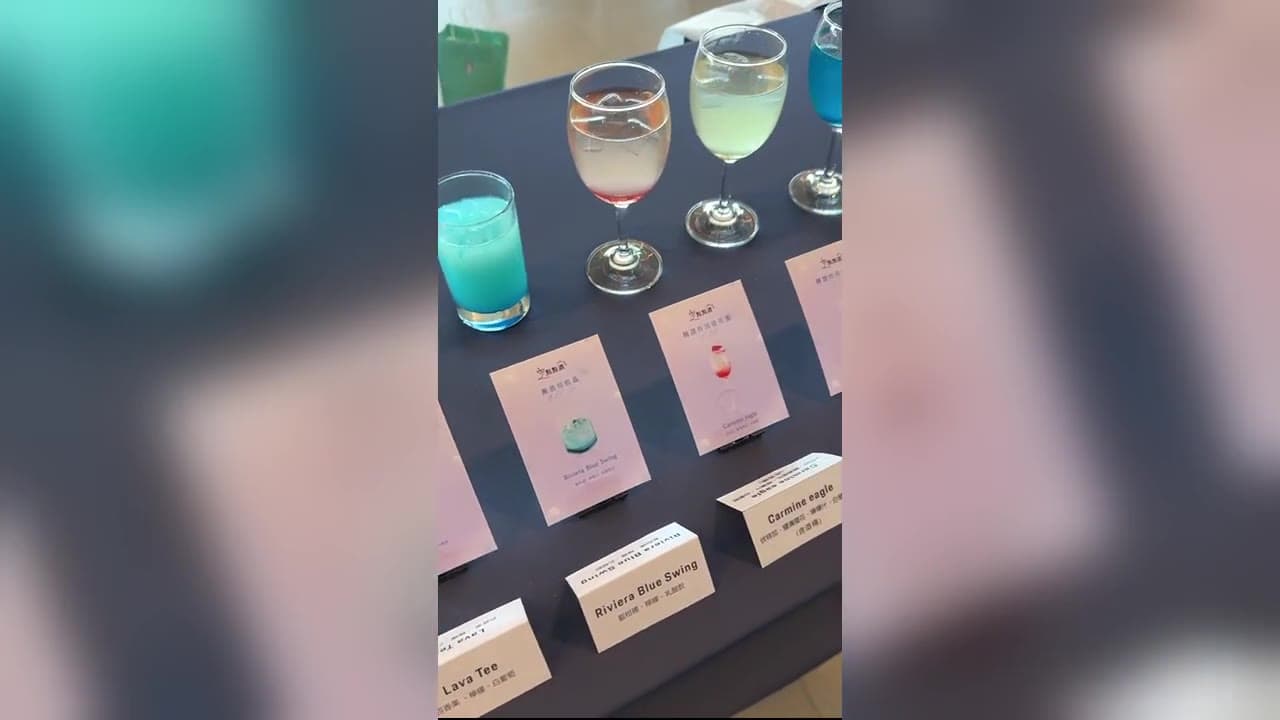 點點酒現場:整排調酒成品與酒譜名稱卡,機台正依酒譜精準調製出酒