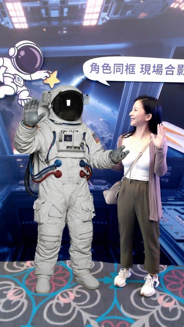 同框合照機 — 女賓客與螢幕中的太空人角色虛擬合照留念