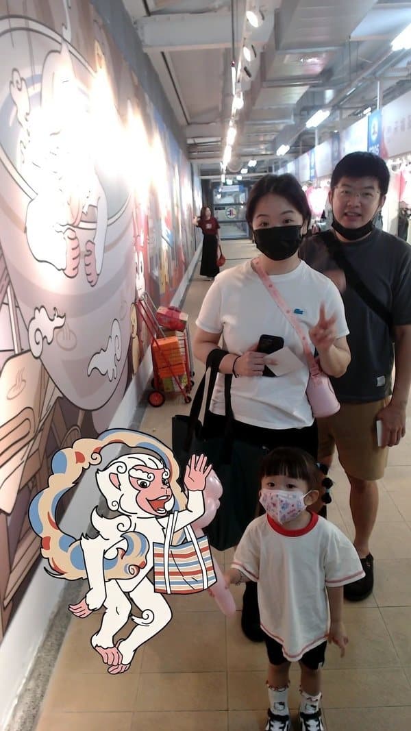 同框合照機 — 親子賓客與插畫猴子吉祥物同框合影