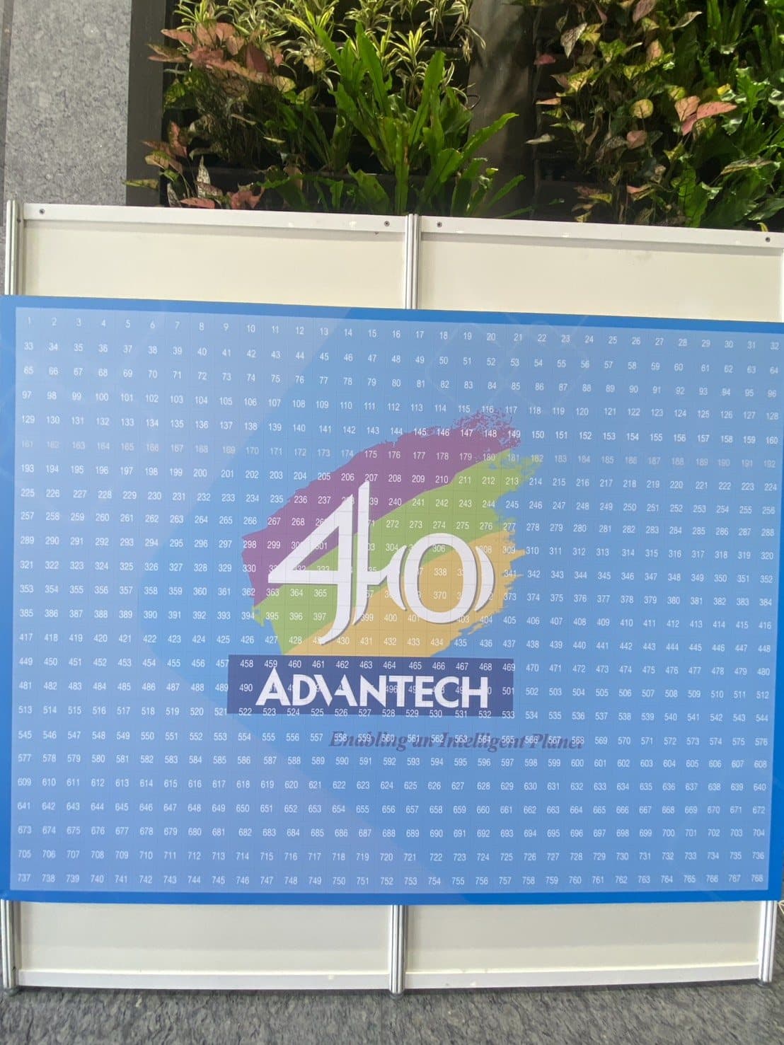 研華科技家庭日 — 「40」字樣拼貼牆全景,藍色 LOGO 牆與綠色植生牆前