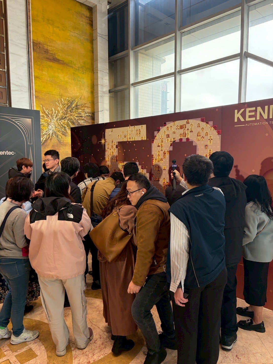 廣運 KENMEC 50 週年 — 大批賓客圍在拼貼牆前貼上照片