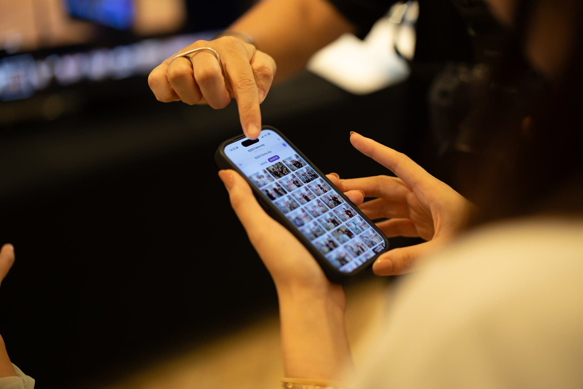 ゲストがスマホで当日のイベント写真一覧をスクロールし、プリントしたい1枚をタップしている