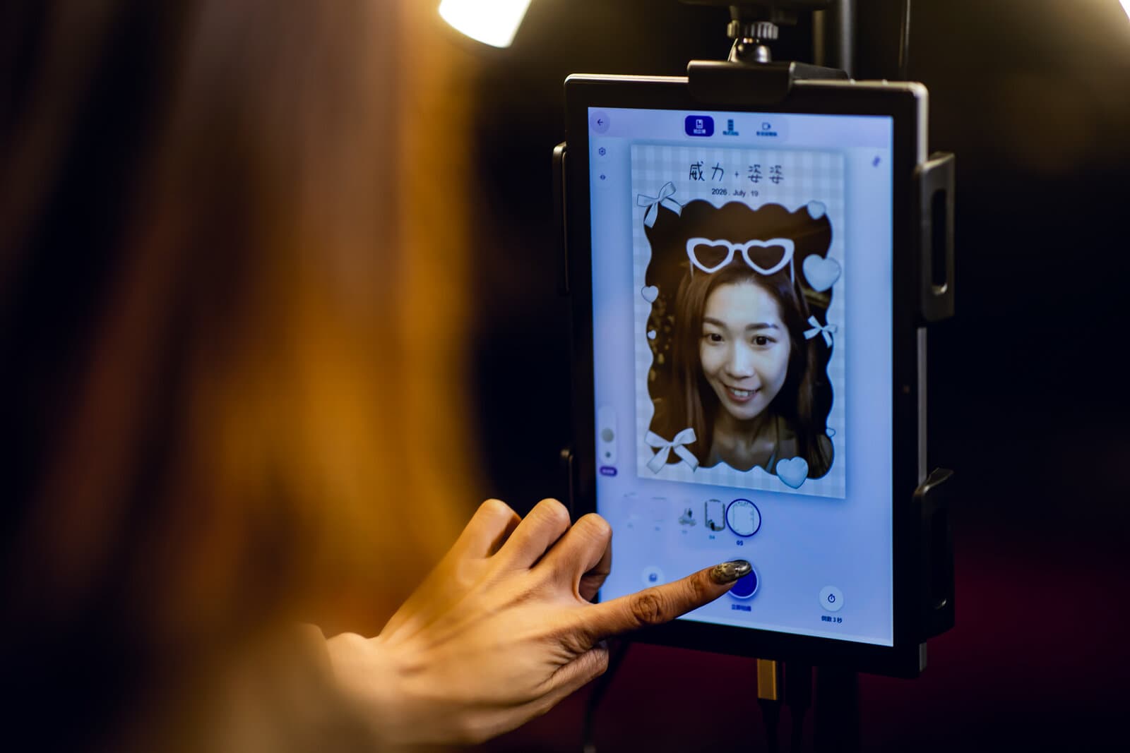 賓客在拍貼機螢幕上操作 AI 美顏與邊框
