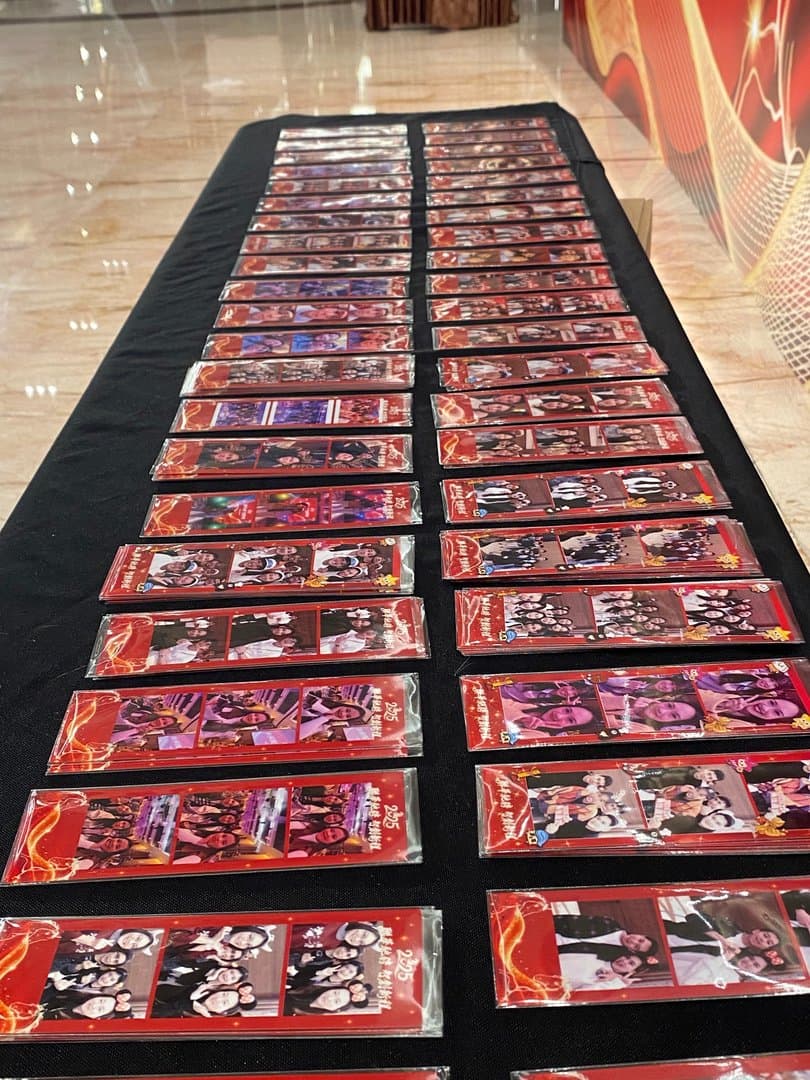 聯華食品尾牙 2026:一整桌當晚印出的四格拍貼條,紅色主視覺邊框。