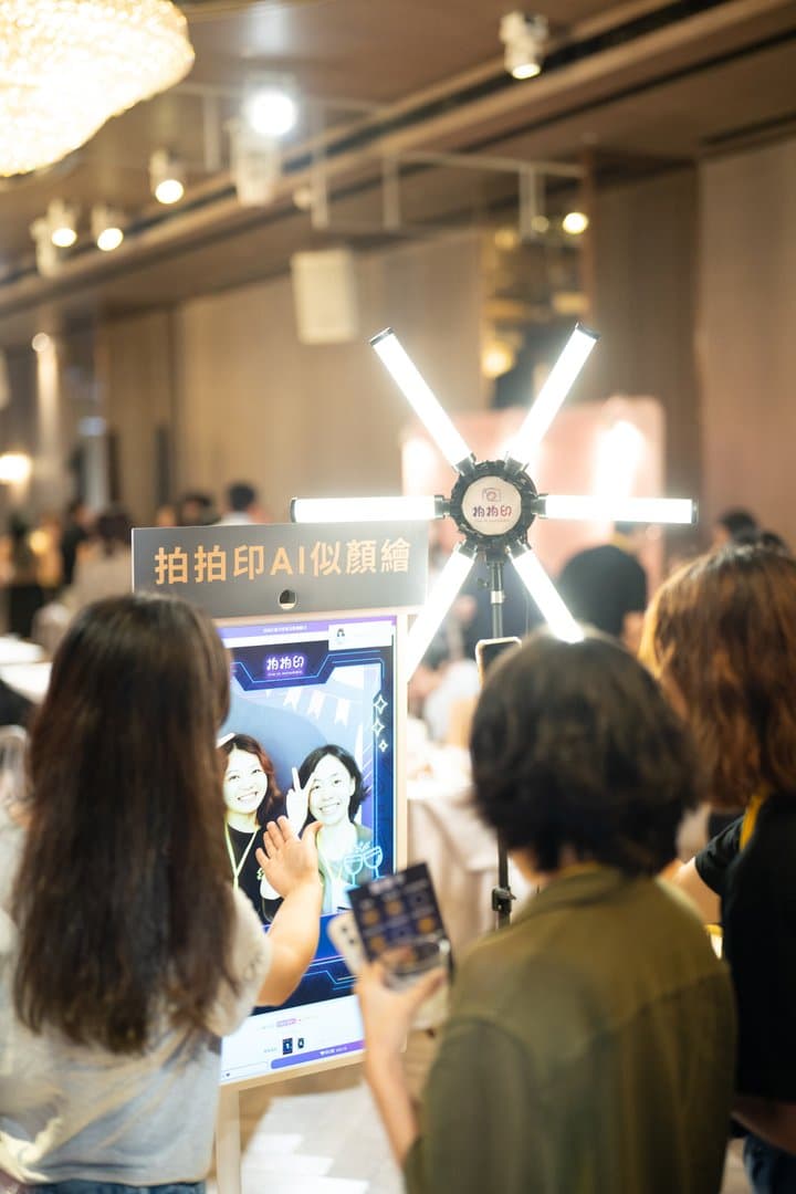 尾牙活動現場的拍拍印 AI 動漫拍貼機(AI 似顏繪)booth