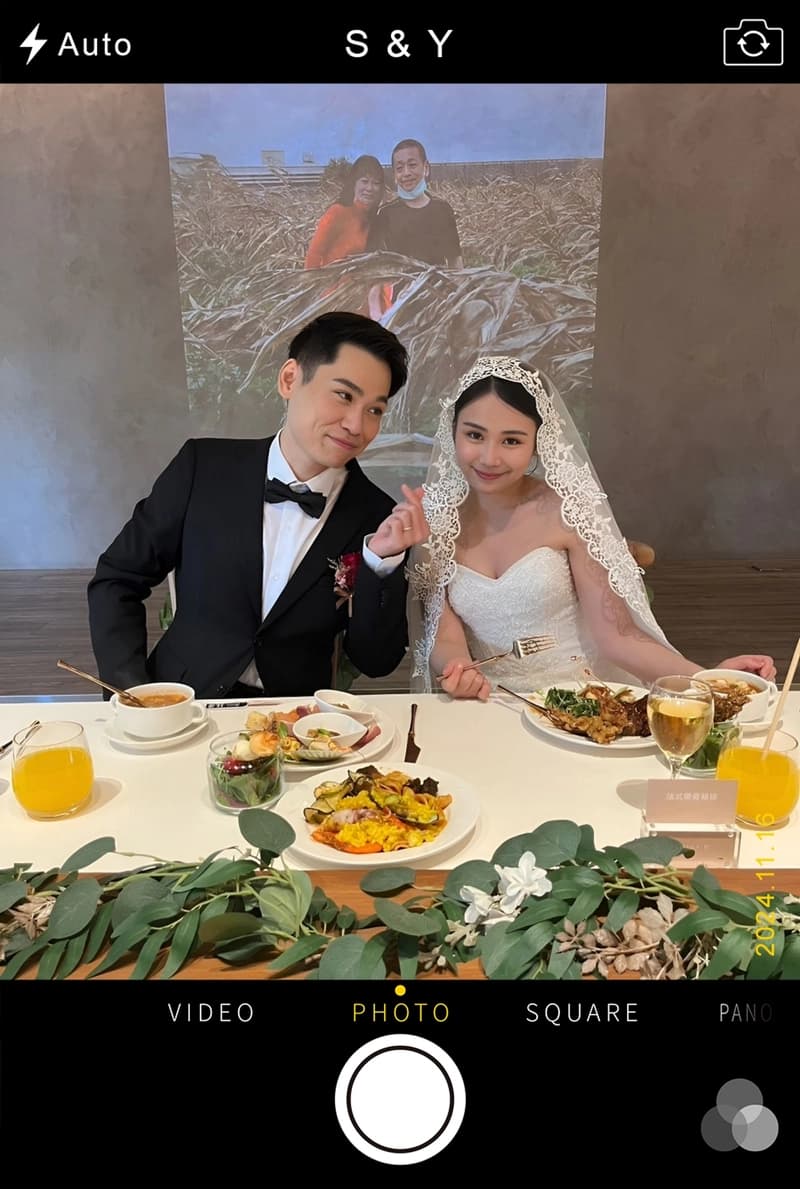 剛辦完婚禮,賓客玩拍拍印玩得很開心!